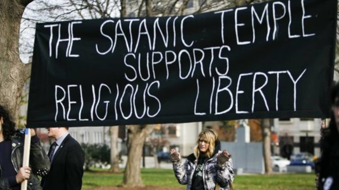 Los satanistas de EE.UU piden poder seguir realizando rituales de abortos por motivos religiosos si se revoca Roe