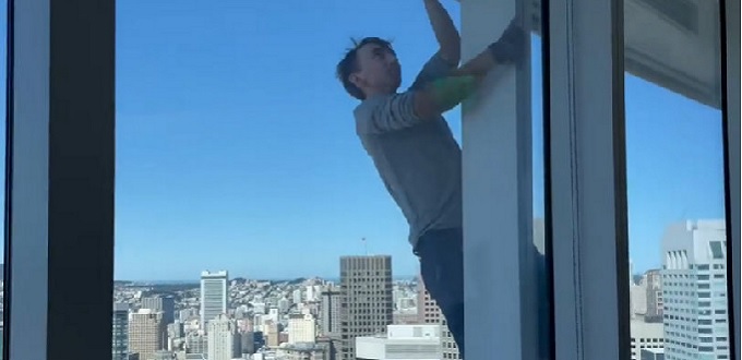 El «Spiderman provida» sube al edificio más alto de San Francisco para concienciar sobre los abortos tardíos