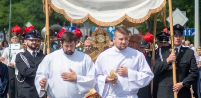 Millones de polacos participan en procesiones de Corpus Christi