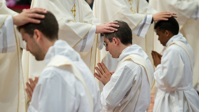 No habr ordenaciones sacerdotes este ao en un 60% de las dicesis catlicas en Francia