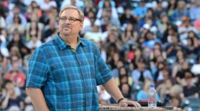 La Convencin Bautista del Sur retrasa la expulsin de la congregacin de Rick Warren por «ordenar» tres pastoras