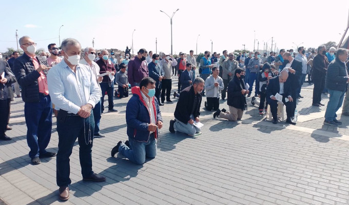 Cientos de hombres rezaron el Rosario y se confesaron en la Plaza de la Bandera en Lima