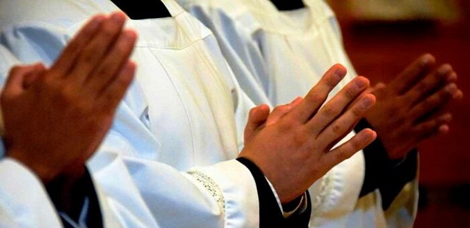 Obispo francés prohíbe a los seminaristas usar sotana