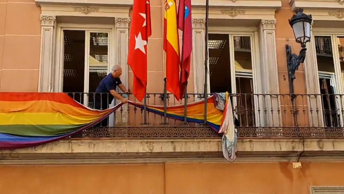 Un juzgado ordena retirar las banderas LGTBI de un edificio del Ayuntamiento de Madrid