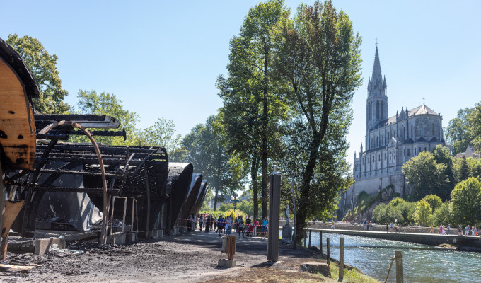 Un incendio destruye tres de las capillas de luz del Santuario de Lourdes