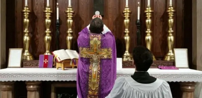 El obispo de Arlington reduce las misas tradicionales en latín