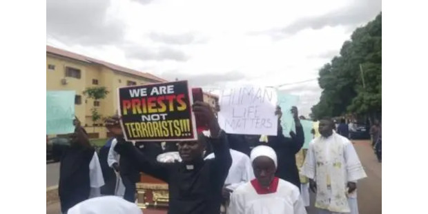 «¡Somos sacerdotes, no terroristas!»