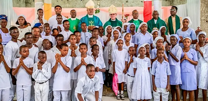99 niños reciben la Confirmación en Nigeria