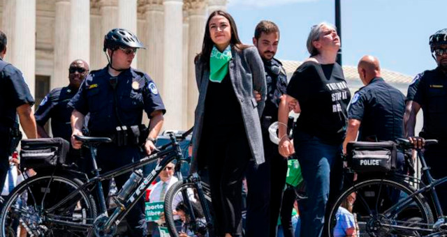 La Congresista demcrata Alexandria Ocasio-Cortez finge ser esposada en una manifestacin proabortista ante la Corte Suprema