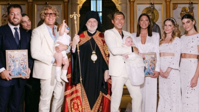 Arzobispo ortodoxo de EE.UU realiza el primer bautismo de hijos de una pareja gay