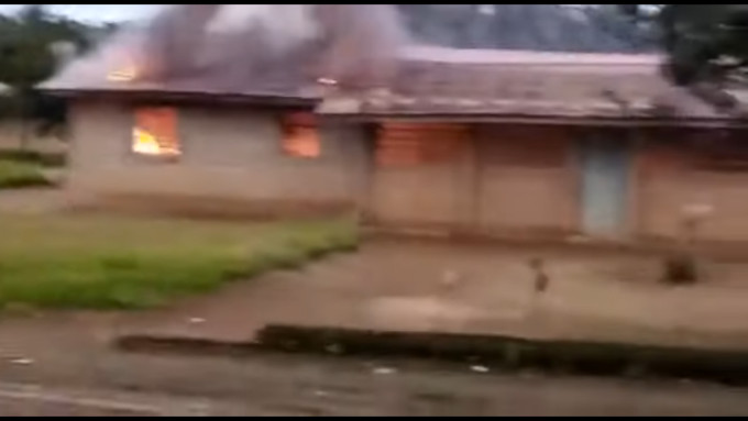 Camerún: secuestran a cinco sacerdotes, una monja y dos laicos y luego queman su parroquia