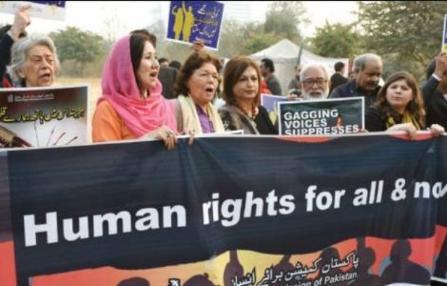Libertad bajo fianza para tres cristianos acusados de blasfemia en Pakistán