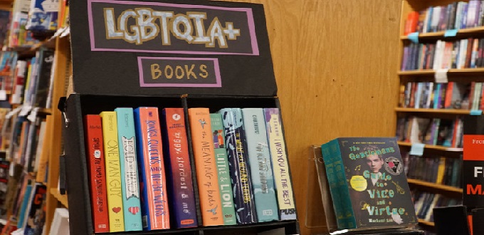 Un juez de Virginia desestima una demanda que pretendía prohibir la entrega de libros de contenido sexual a menores