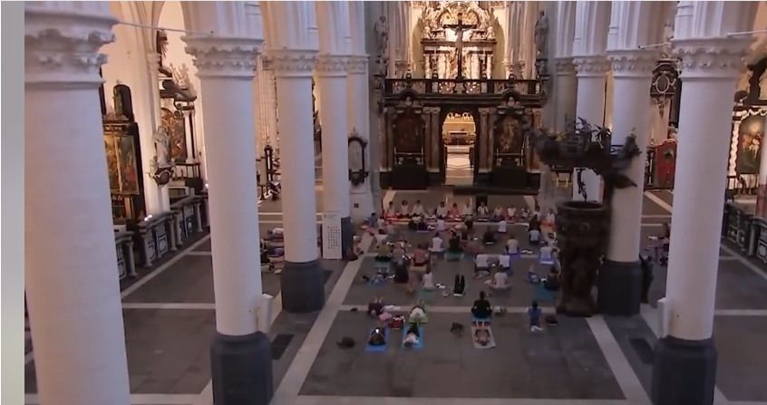 Verano de yoga en la parroquia de Santiago (Amberes)