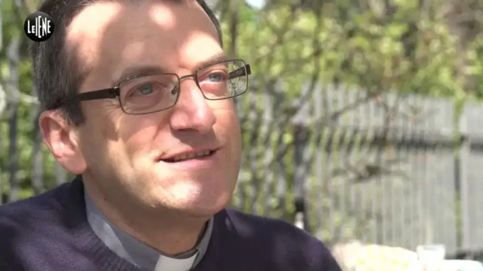 Diócesis italiana suspende al sacerdote que defendió la bendición de uniones homosexuales