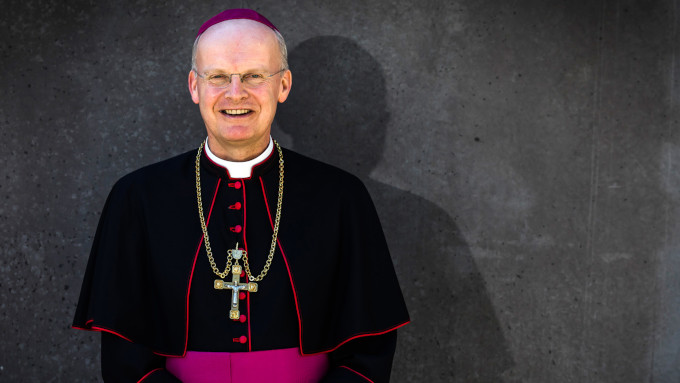 Mons. Overbeck equipara la fidelidad y la fiabilidad de las relaciones heterosexuales con las homosexuales