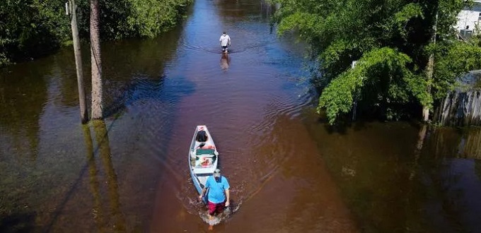 Caridades Catlicas ayuda a recoger los pedazos despus del huracn Ian