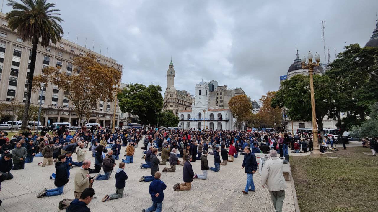 De rodillas en Plaza de Mayo