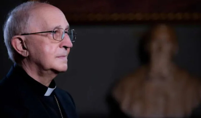El cardenal Filoni afirma que la Iglesia no puede actuar basándose solo en las realidades políticas de hoy en día