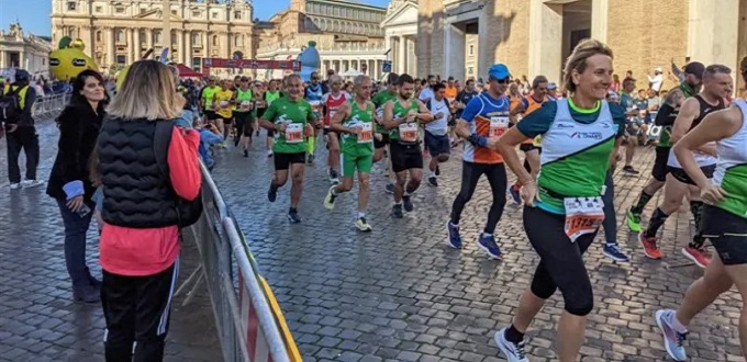 Los competidores corren tras las huellas de los santos en la carrera anual de 10K del Vaticano