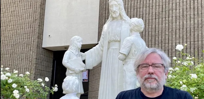 La labor amorosa de un feligrés restaura una estatua vandalizada en una iglesia de California