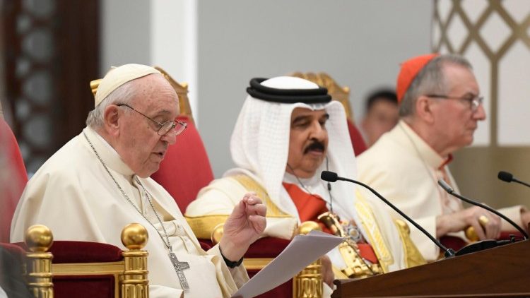 El Papa llega a Baréin: «Estoy aquí, en la tierra del árbol de la vida, como sembrador de paz»