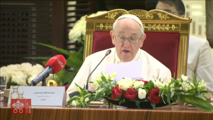 El Papa dice ante los líderes musulmanes de Baréin que «las grandes religiones están llamadas a ser el corazón que une» la humanidad