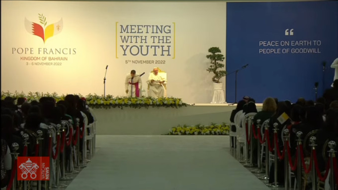 El Papa a los jóvenes en Baréin: «necesitamos su creatividad, sus sueños y su valentía, su simpatía y sus sonrisas»