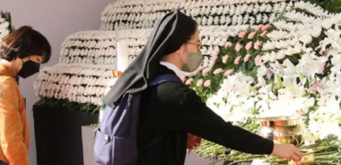 Los católicos coreanos rezan por las víctimas de la estampida de Halloween