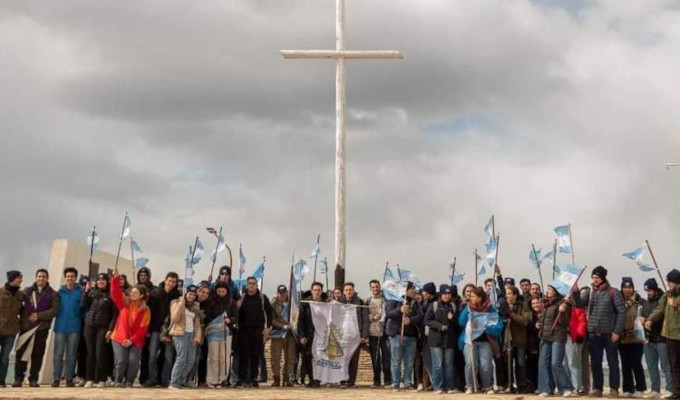 Jvenes argentinos peregrinan a San Julin para honrar a los hroes de Malvinas