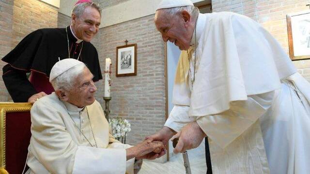 El Papa Francisco pide rezar por Benedicto XVI: «está muy enfermo»