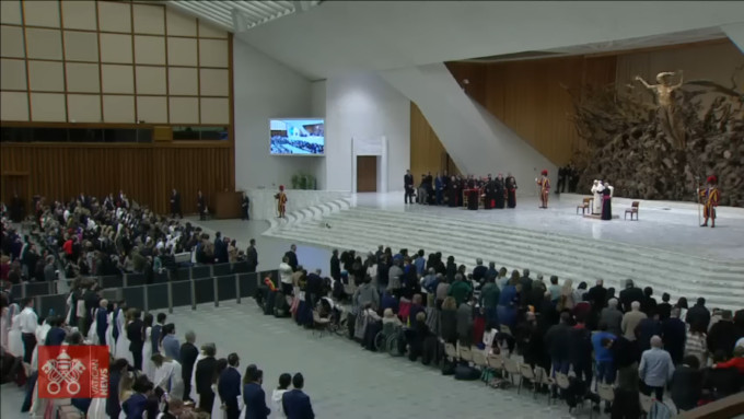 Los fieles aclaman a Benedicto XVI al final de la audiencia presidida hoy por Francisco