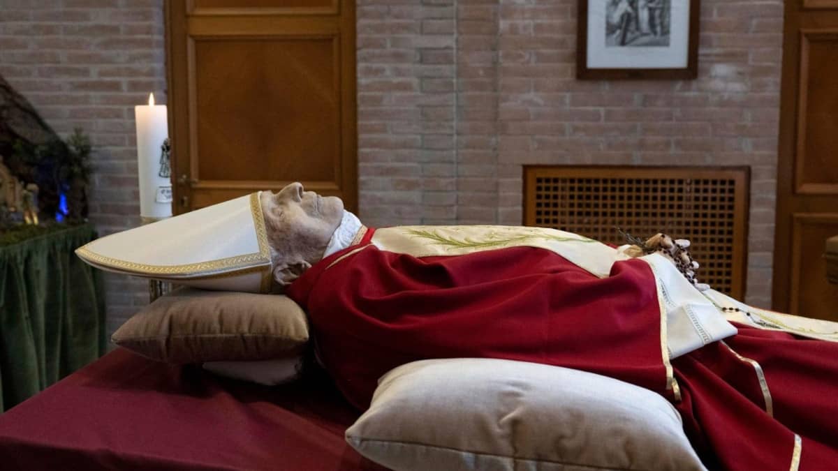 El cuerpo del Papa emérito Benedicto XVI en la capilla Mater Ecclesiae | © VaticanMedia