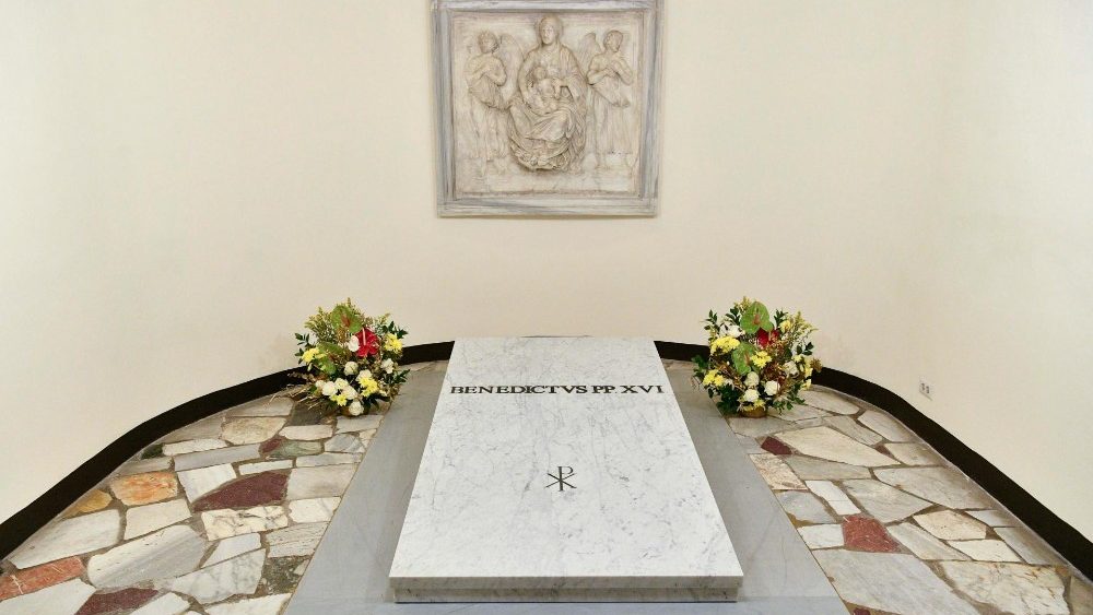 Ya se puede visitar la tumba de Benedicto XVI en las grutas vaticanas