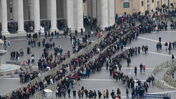 Los fieles se despiden de Benedicto XVI