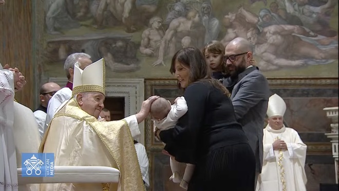 El Papa bautiza a trece niños en la Capilla Sixtina