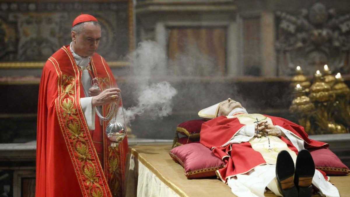 Benedicto XVI ser enterrado donde antes lo fue Juan Pablo II