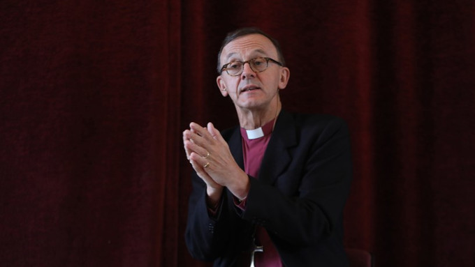 «Obispo» anglicano pro-LGTBI pide que se dé publicidad a las «conversiones» de católicos al anglicanismo