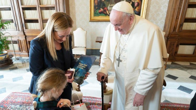 Primer encuentro entre Giorgia Meloni y el papa Francisco