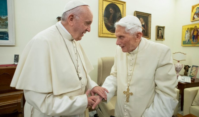 Cardenal Ladaria: «Benedicto era consciente de que el Papa era Francisco y que no tenía que interferir»