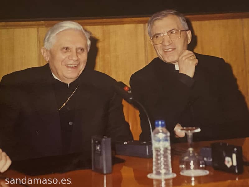 Benedicto XVI, a título póstumo, y el Cardenal Rouco, medallas de oro de la Universidad San Dámaso