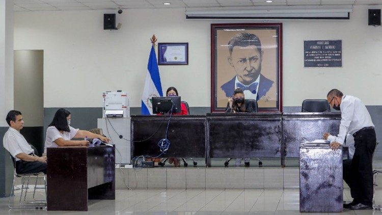 La «justicia» de la dictadura nicaragüense comienza el juicio contra Mons. Rolando Álvarez