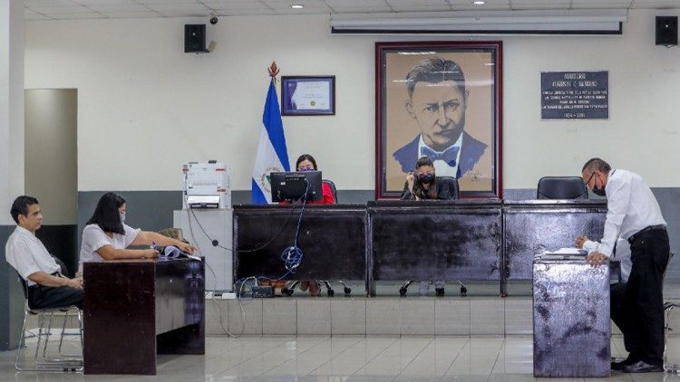 La «justicia» de la dictadura nicaragense comienza el juicio contra Mons. Rolando lvarez