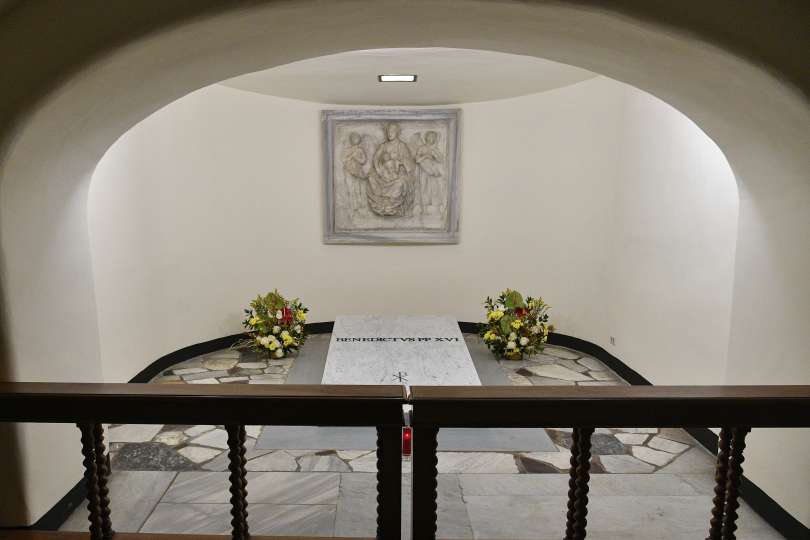 La tumba de Benedicto XVI ya está abierta al público