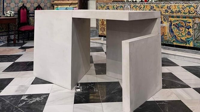 El Arzobispado de Sevilla retira la espantosa mesa de Altar colocada la semana pasada en Santa Clara