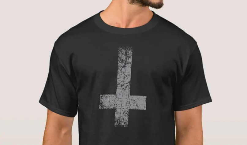 Camisa con cruz invertida
