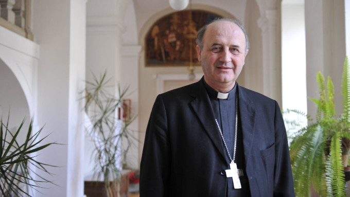 El Arzobispo de Praga advierte que la Iglesia no debe intentar amoldarse al mundo en la apertura de la fase continental