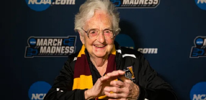 La hermana Jean Dolores Schmidt, «monja del baloncesto» de 103 años, publica sus memorias