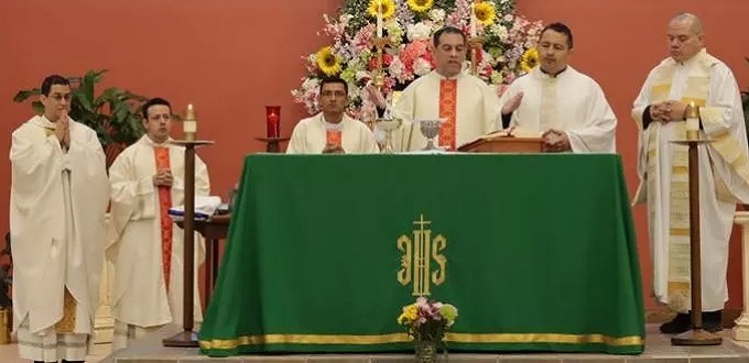 8 sacerdotes nicaragüenses expulsados por el régimen de Ortega celebran misa por primera vez en 6 meses