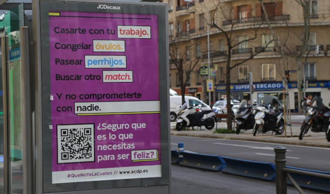 Campaa de la ACdP a favor de la familia y la maternidad y contra los falsos lemas feministas que llevan a las mujeres a una vida desgraciada